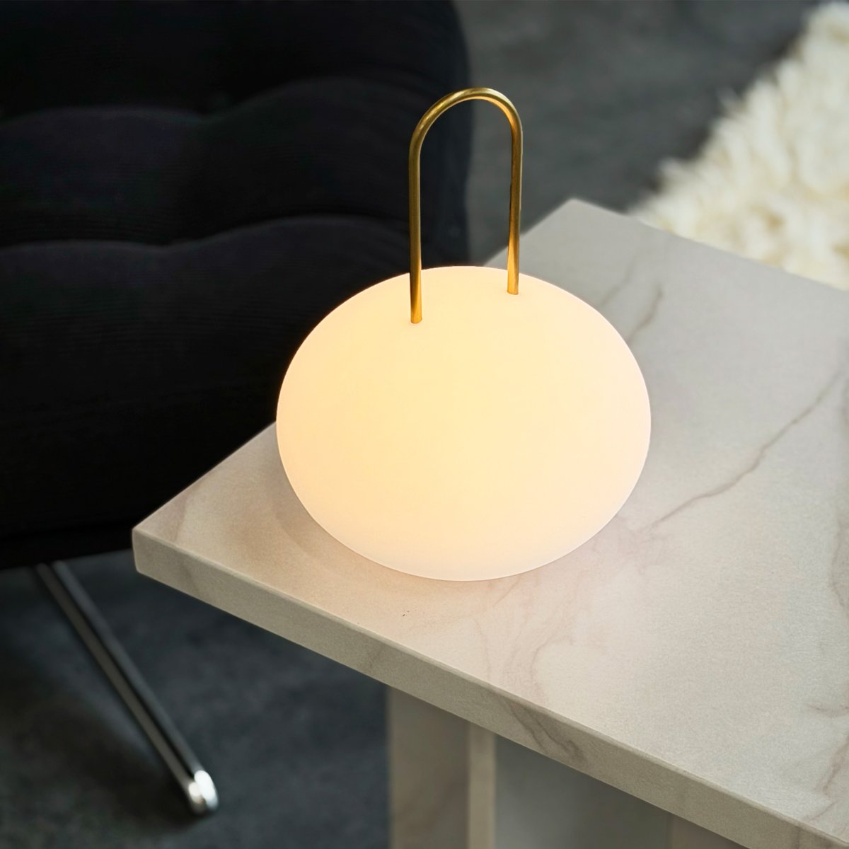 Ellipse 27cm Blanco portátil De Dyberg Larsen - La l&aacute;mpara cuenta con un LED integrado regulable en tres niveles, que se controla f&aacute;cilmente mediante el regulador en la pantalla.