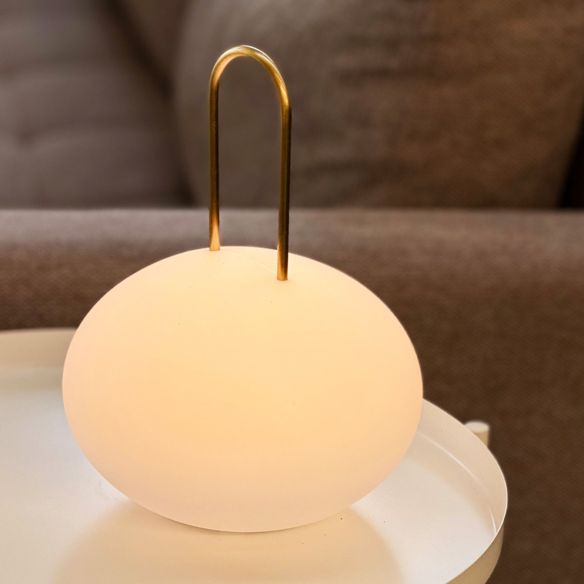 Ellipse 27cm Blanco portátil De Dyberg Larsen - La l&aacute;mpara cuenta con un LED integrado regulable en tres niveles, que se controla f&aacute;cilmente mediante el regulador en la pantalla.