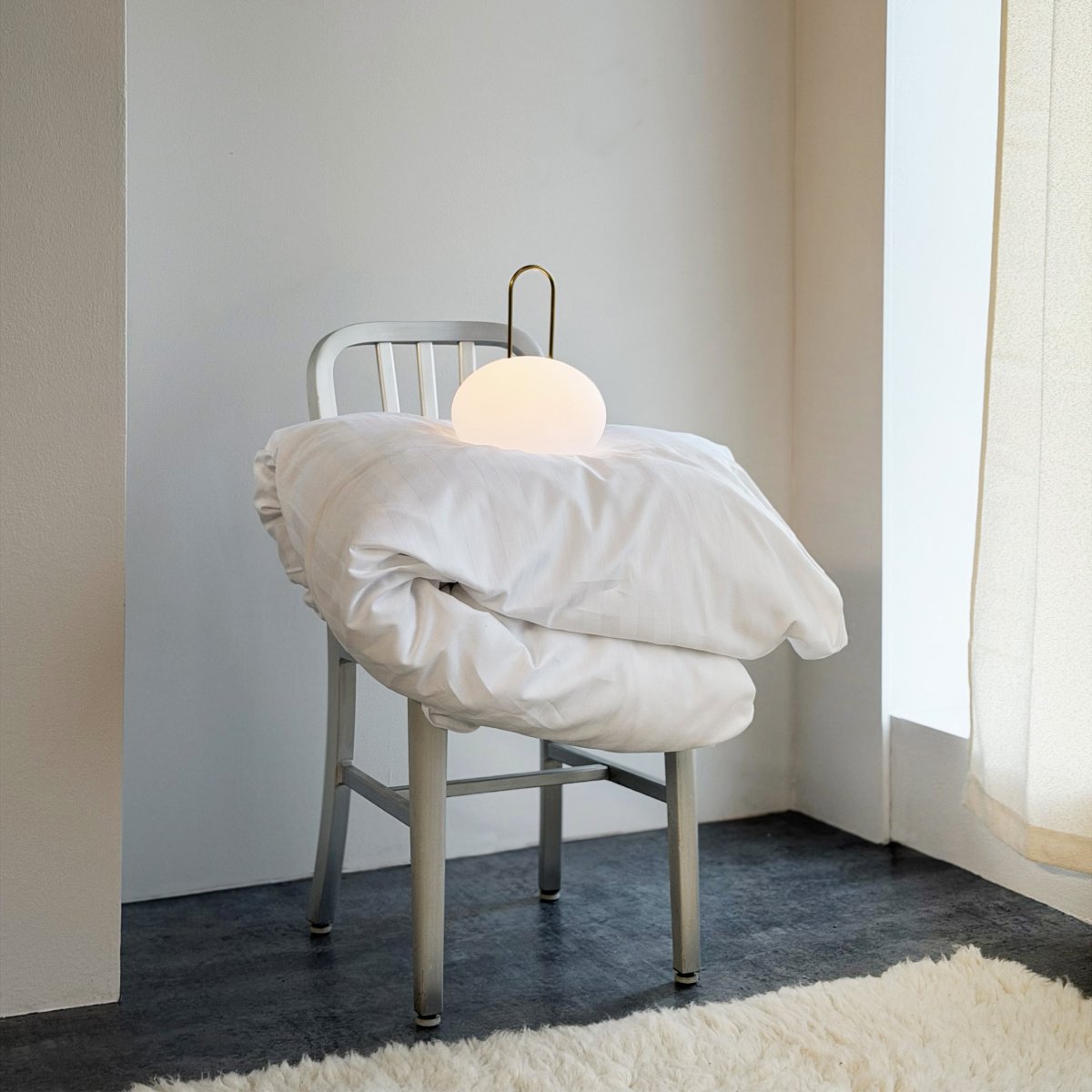 Ellipse 27cm Blanco portátil De Dyberg Larsen - La l&aacute;mpara cuenta con un LED integrado regulable en tres niveles, que se controla f&aacute;cilmente mediante el regulador en la pantalla.