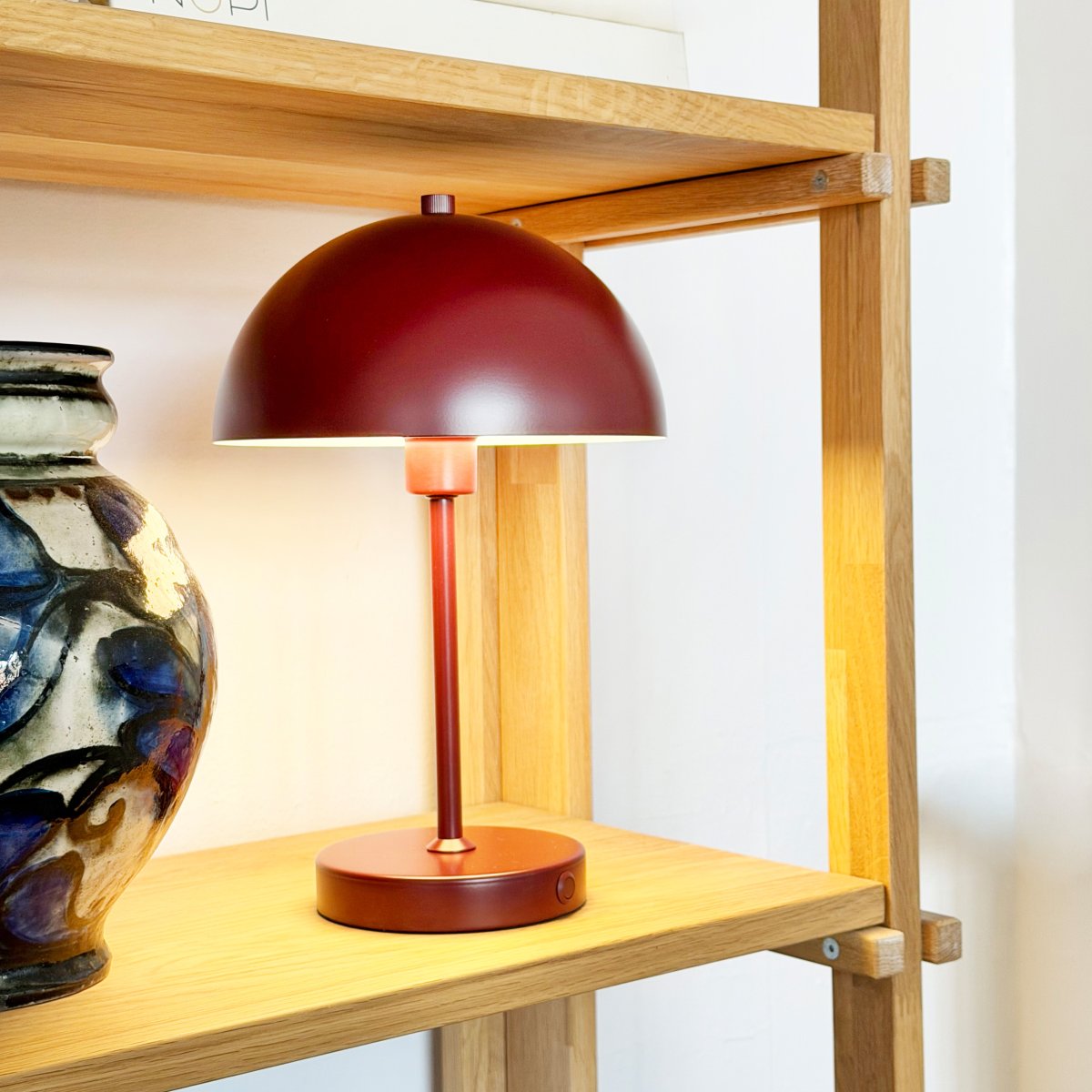 Stockholm 30cm ROJO portátil De Dyberg Larsen - Un pr&aacute;ctico indicador de bater&iacute;a se ilumina en verde cuando est&aacute; completamente cargada y en rojo cuando la bater&iacute;a est&aacute; baja.