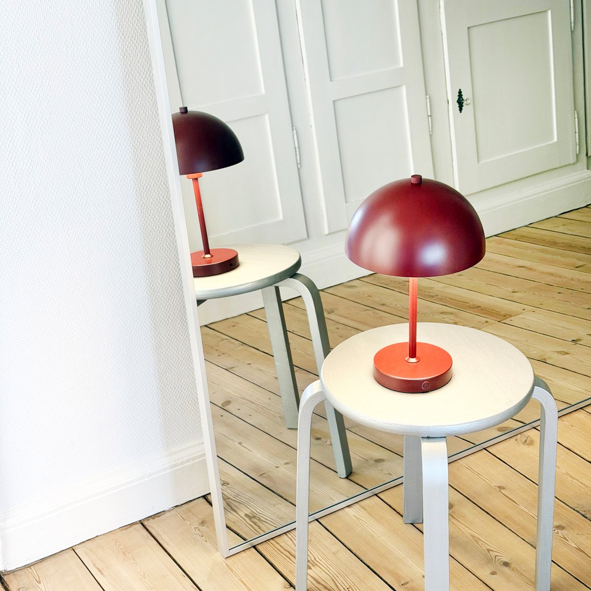 Stockholm 30cm ROJO portátil De Dyberg Larsen - Un pr&aacute;ctico indicador de bater&iacute;a se ilumina en verde cuando est&aacute; completamente cargada y en rojo cuando la bater&iacute;a est&aacute; baja.