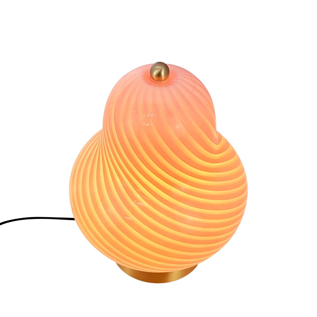 Lucy 20cm Rosa lámpara de mesa De Dyberg Larsen - La lámpara en forma de bombilla le da un aspecto encantador y llamativo, mientras que la elegante base de latón añade una sensación de lujo.