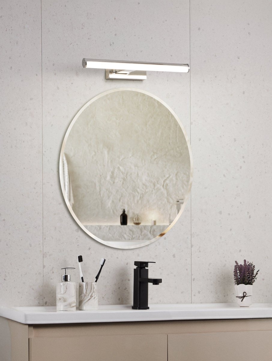 Vadumi 40cm Cromo lámpara de baño De Eglo - La l&aacute;mpara de espejo Vadumi es una soluci&oacute;n de iluminaci&oacute;n elegante y pr&aacute;ctica para el ba&ntilde;o.