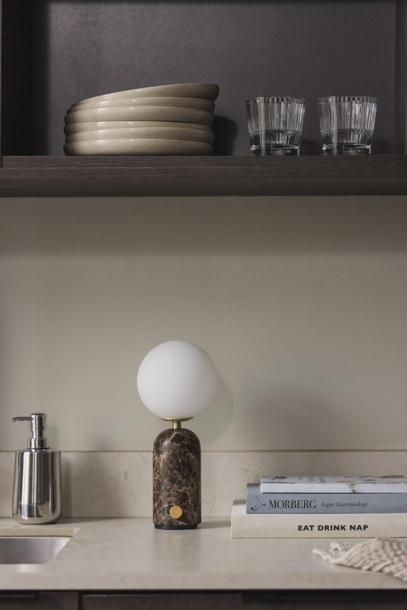 Torrano 28cm mármol marrón portátil De Globen Lighting - Para una duraci&oacute;n &oacute;ptima de la bater&iacute;a, la l&aacute;mpara debe cargarse completamente antes del primer uso, recargarse cada tres meses durante un periodo prolongado de almacenamiento y apagarse durante la carga.