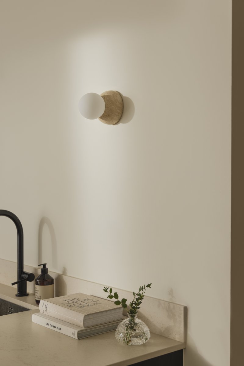 Torrano Ø13 Travertino beige lámpara de baño De Globen Lighting - Torrano, hecha de piedra maciza, es un hermoso detalle en la habitación.