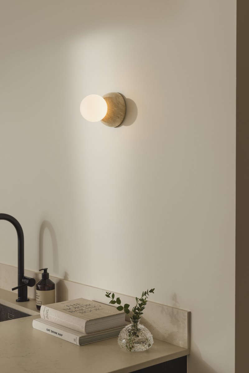 Torrano Ø13 Travertino beige lámpara de baño De Globen Lighting - Torrano, hecha de piedra maciza, es un hermoso detalle en la habitación.