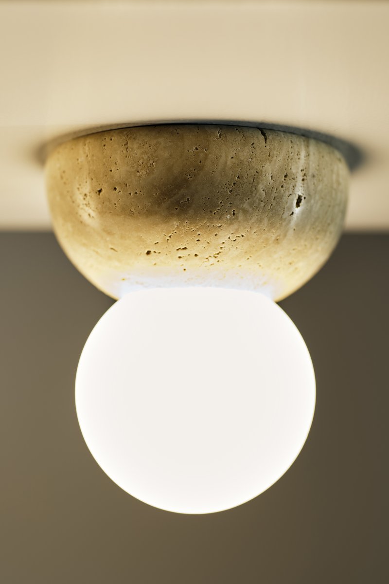 Torrano Ø13 Travertino beige lámpara de baño De Globen Lighting - Torrano, hecha de piedra maciza, es un hermoso detalle en la habitación.