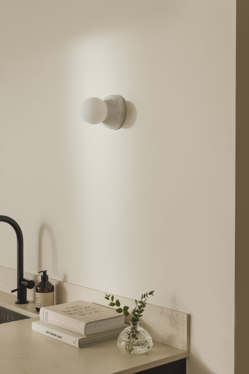 Torrano Ø13 mármol blanco lámpara de baño De Globen Lighting - Torrano, hecha de piedra maciza, es un hermoso detalle en la habitación.