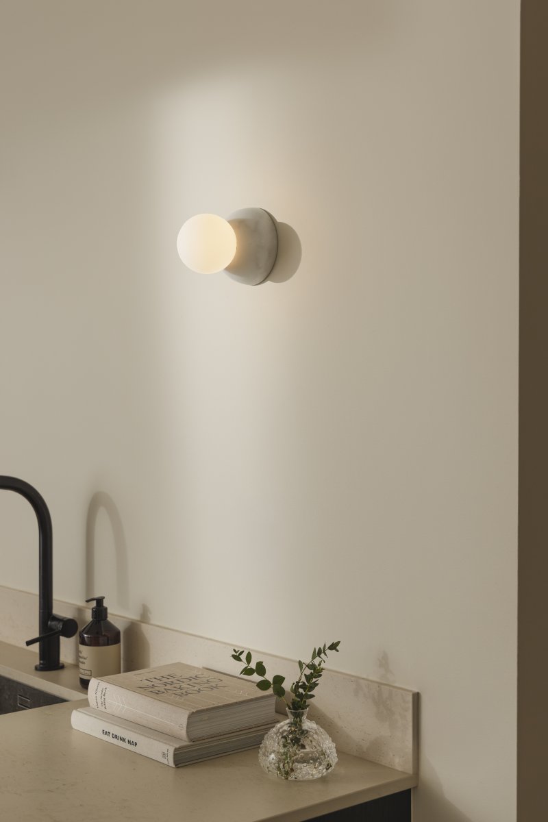 Torrano Ø13 mármol blanco lámpara de baño De Globen Lighting - Torrano, hecha de piedra maciza, es un hermoso detalle en la habitación.