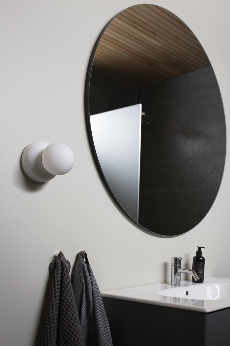 Torrano Ø13 mármol blanco lámpara de baño De Globen Lighting - Torrano, hecha de piedra maciza, es un hermoso detalle en la habitación.