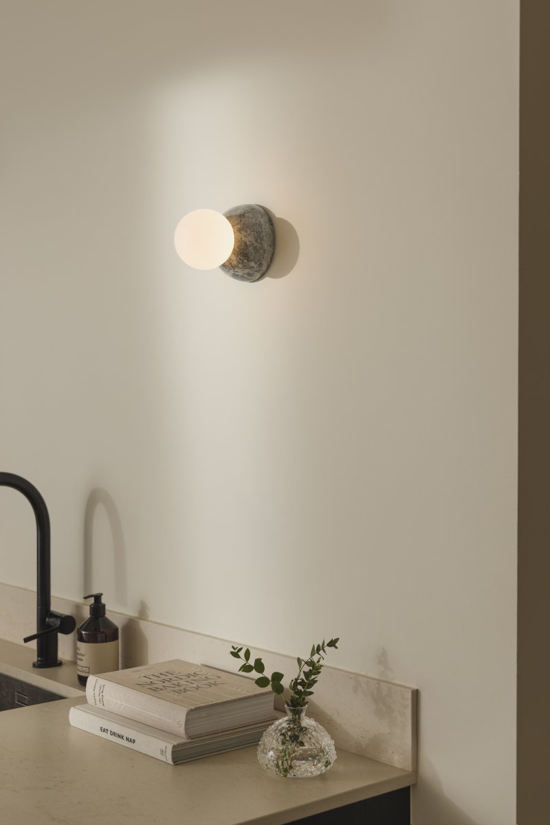 Torrano Ø13 mármol gris lámpara de baño De Globen Lighting - Torrano, hecha de piedra maciza, es un hermoso detalle en la habitación.