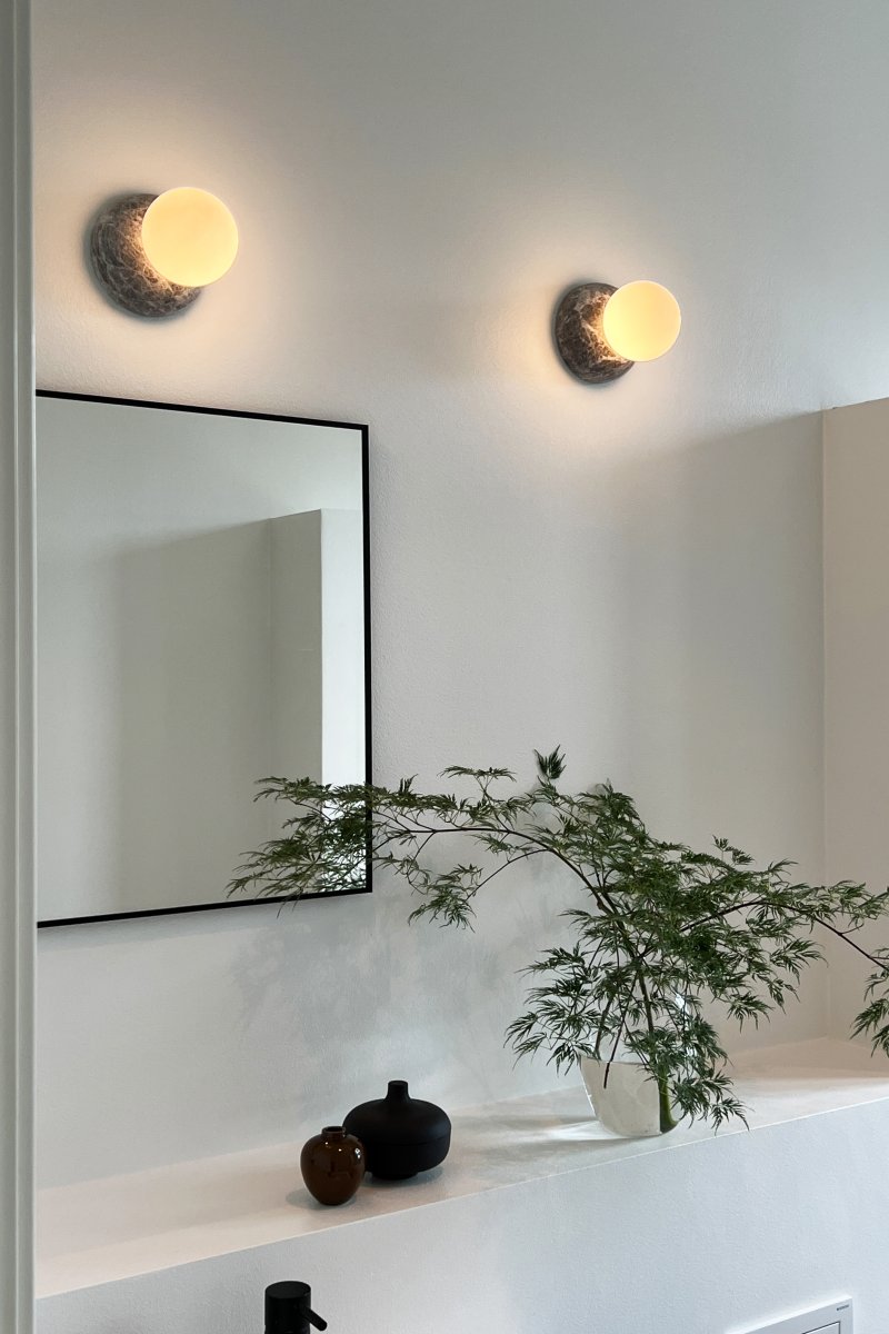 Torrano Ø13 mármol gris lámpara de baño De Globen Lighting - Torrano, hecha de piedra maciza, es un hermoso detalle en la habitación.