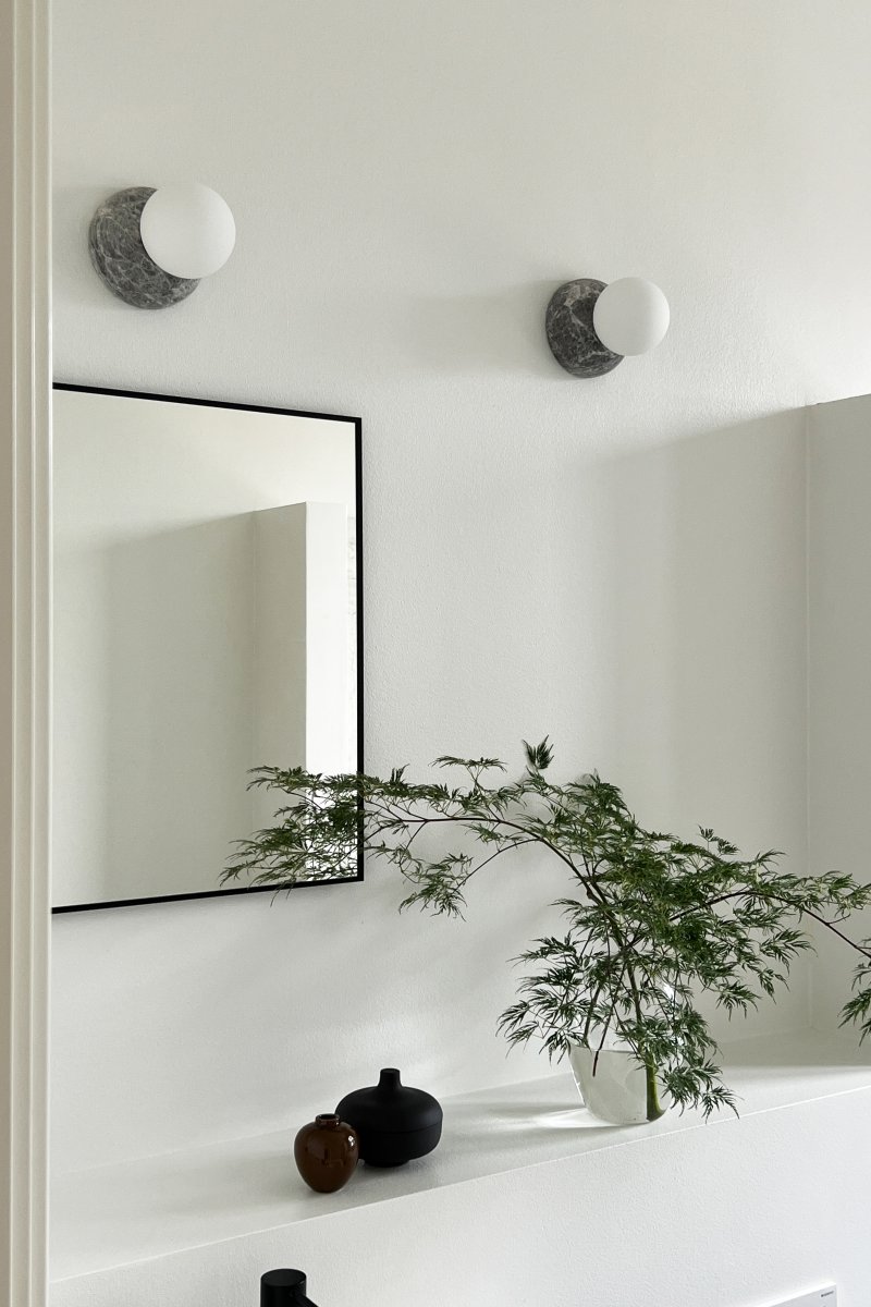 Torrano Ø13 mármol gris lámpara de baño De Globen Lighting - Torrano, hecha de piedra maciza, es un hermoso detalle en la habitación.
