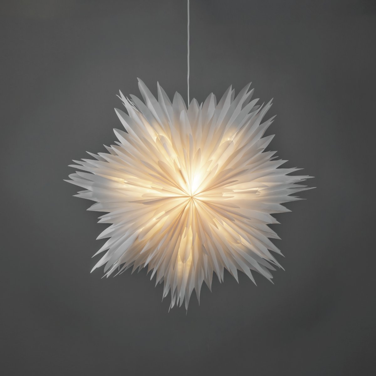 Estrella De Papel Ø60 Blanco De Konstsmide - La estrella incluye un cable blanco de 5 metros, un interruptor y un enchufe, lista para usar de inmediato, llenando tu hogar de luz y alegr&iacute;a navide&ntilde;a.