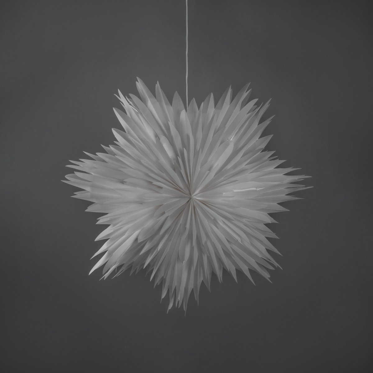 Estrella De Papel Ø60 Blanco De Konstsmide - La estrella incluye un cable blanco de 5 metros, un interruptor y un enchufe, lista para usar de inmediato, llenando tu hogar de luz y alegr&iacute;a navide&ntilde;a.