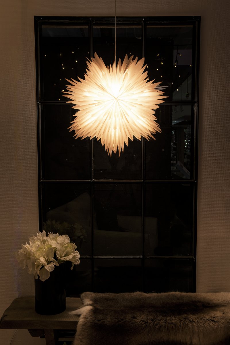 Estrella De Papel Ø60 Blanco De Konstsmide - La estrella incluye un cable blanco de 5 metros, un interruptor y un enchufe, lista para usar de inmediato, llenando tu hogar de luz y alegr&iacute;a navide&ntilde;a.