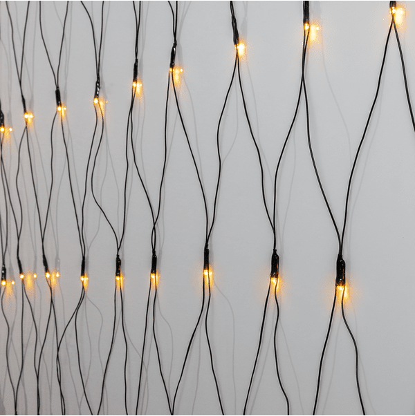 Malla De Luces Golden Warm White 3m Negro De Star Trading - Viene con un cable de conexi&oacute;n negro de 5 m de largo y un transformador.