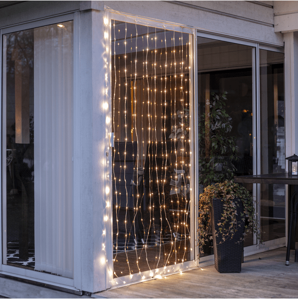 Cortina De Luces Sherrie 2m Negro De Star Trading - 10 cadenas de luces, cada una con 20 peque&ntilde;os puntos de luz LED de color blanco c&aacute;lido.