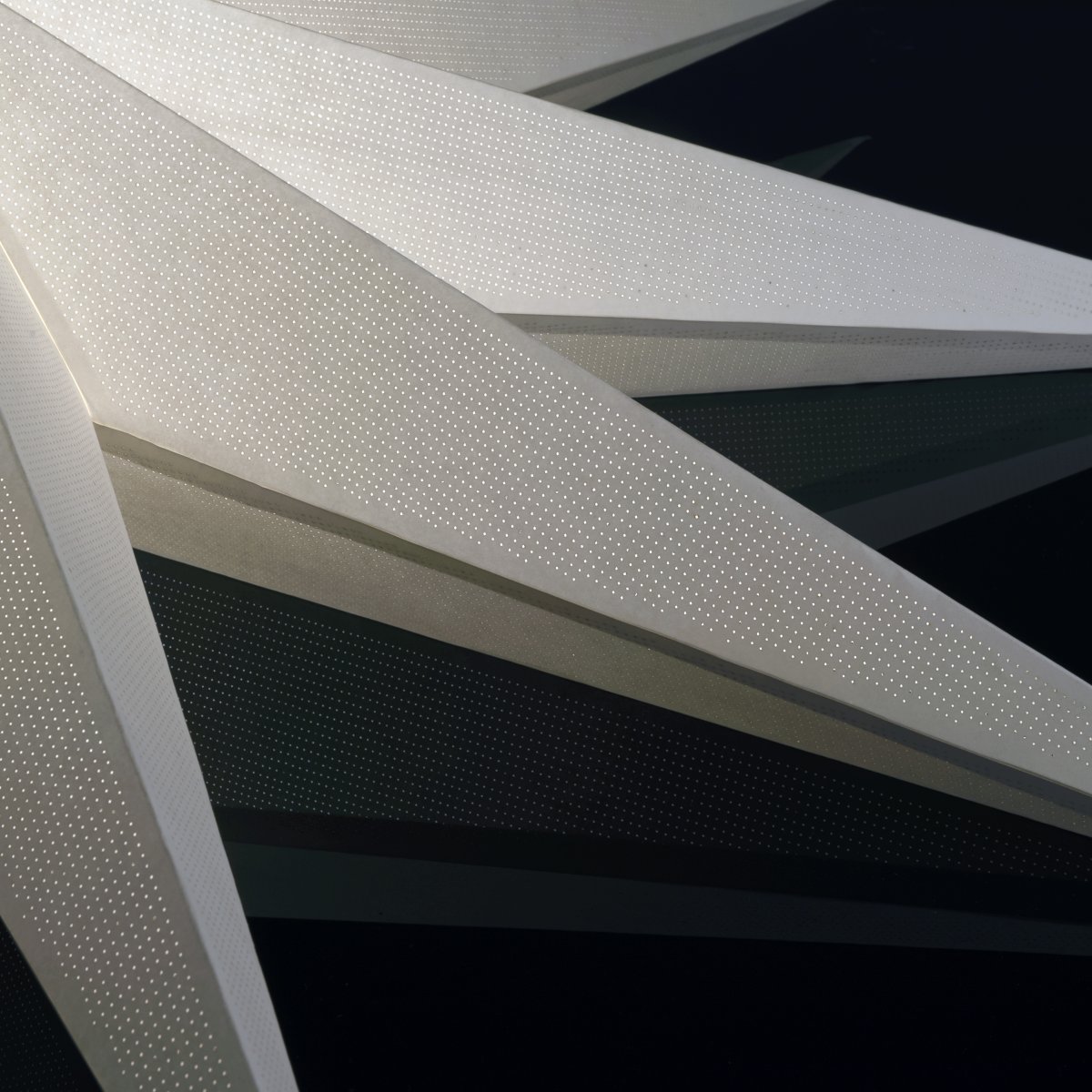 Estrella De Papel Ø78 Blanco De Konstsmide - Su dise&ntilde;o sencillo y elegante emite una luz suave y agradable, creando una atm&oacute;sfera armoniosa durante el Adviento y la Navidad.
