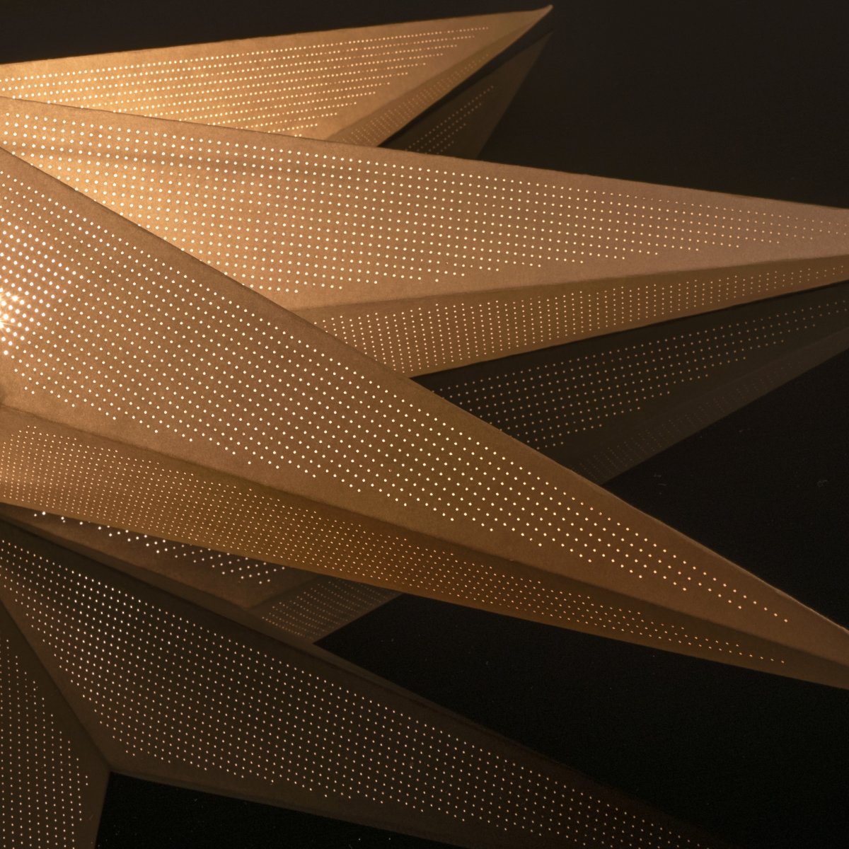 Estrella de papel Ø115 Beige De Konstsmide - Con sus nueve puntas y un generoso di&aacute;metro de 115 cm, se convierte en el centro de atenci&oacute;n de cualquier ventana o habitaci&oacute;n.