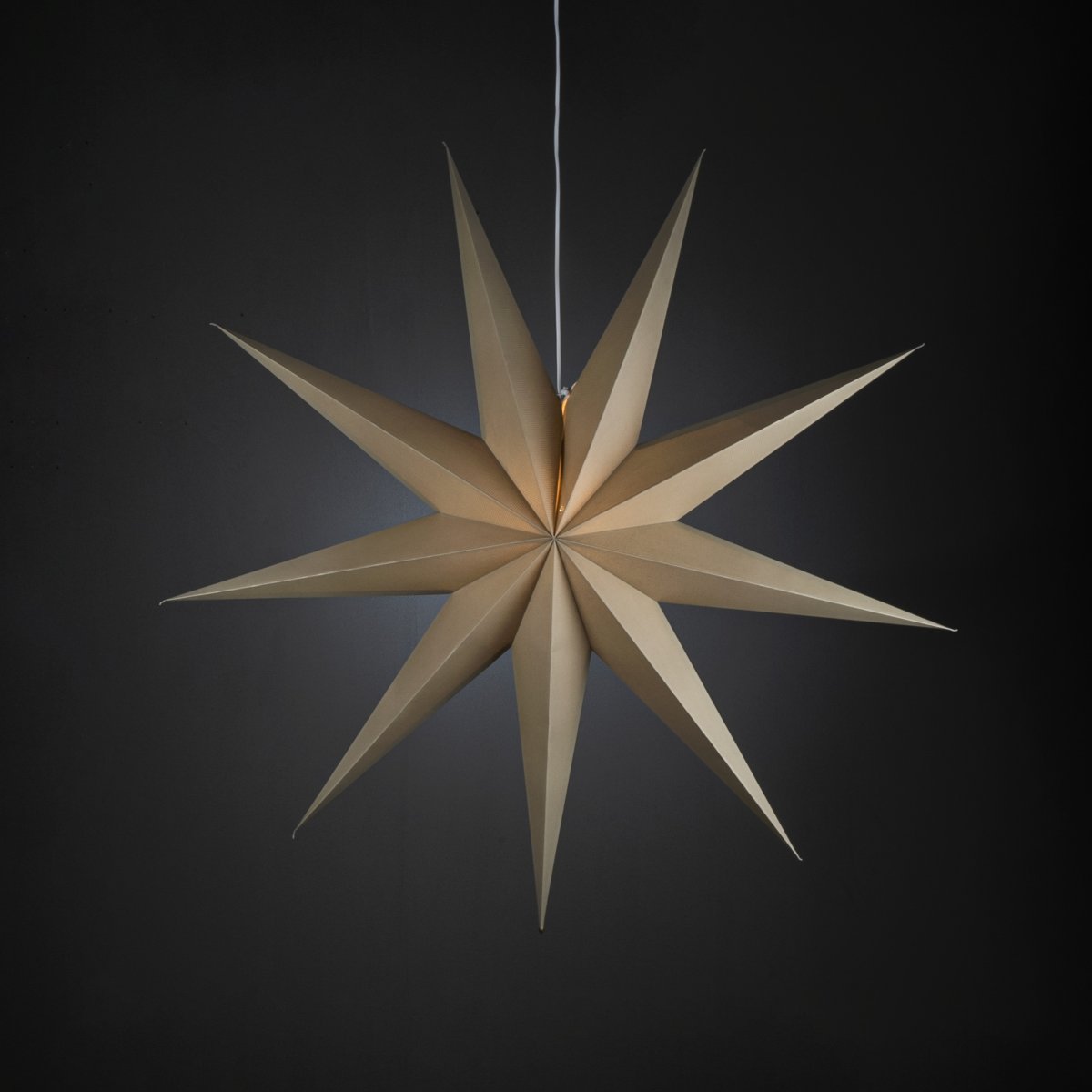 Estrella de papel Ø115 Beige De Konstsmide - Con sus nueve puntas y un generoso di&aacute;metro de 115 cm, se convierte en el centro de atenci&oacute;n de cualquier ventana o habitaci&oacute;n.
