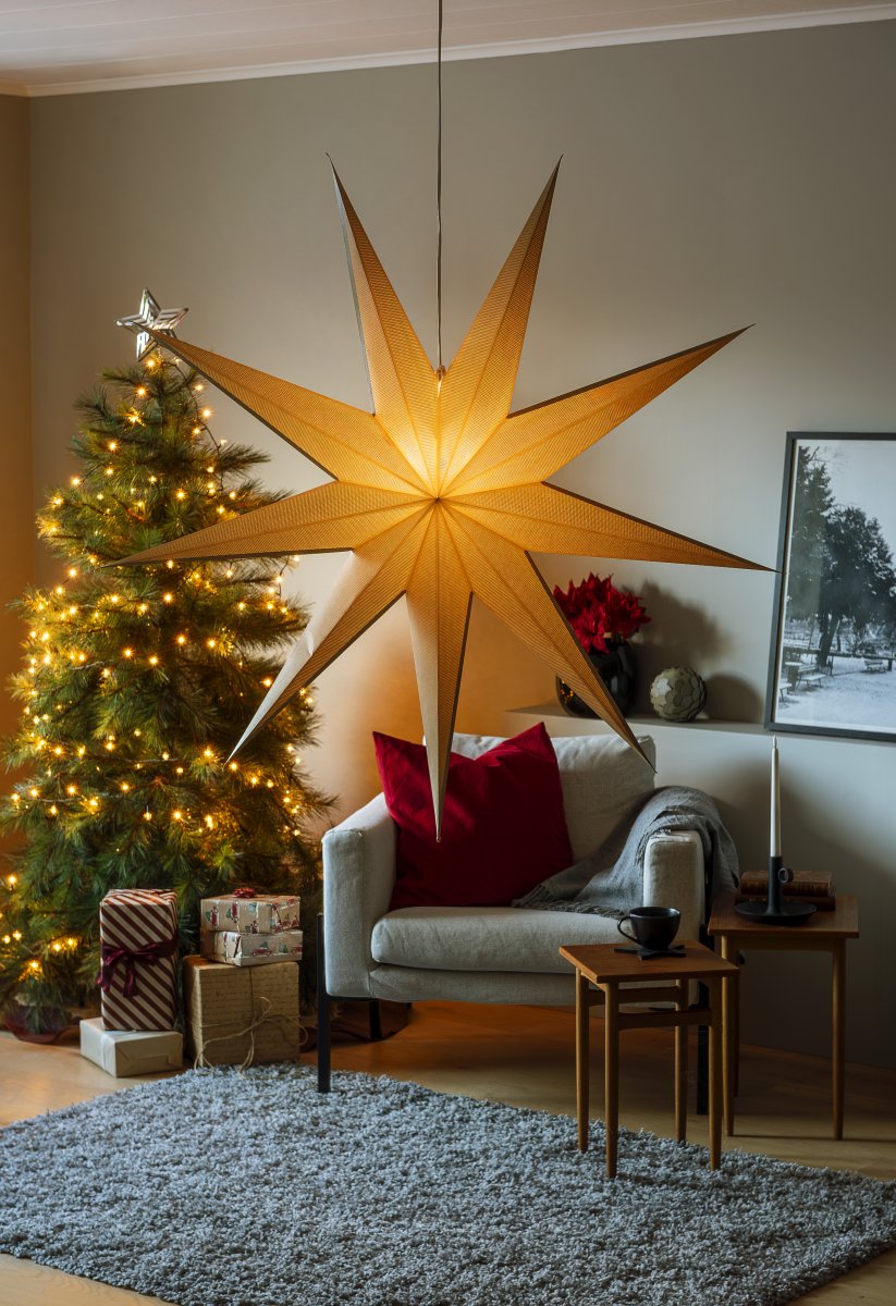 Estrella de papel Ø115 Beige De Konstsmide - Con sus nueve puntas y un generoso di&aacute;metro de 115 cm, se convierte en el centro de atenci&oacute;n de cualquier ventana o habitaci&oacute;n.