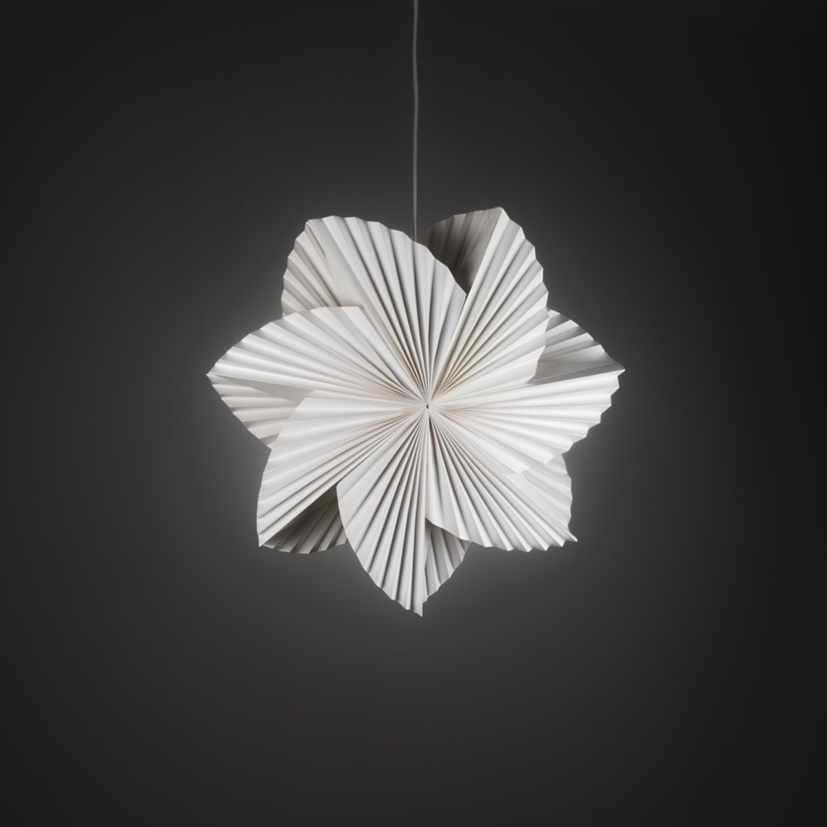 Estrella de papel plisada Ø60 Blanco De Konstsmide - Su forma de flor recuerda a un molinillo de viento, d&aacute;ndole un aspecto divertido y &uacute;nico.