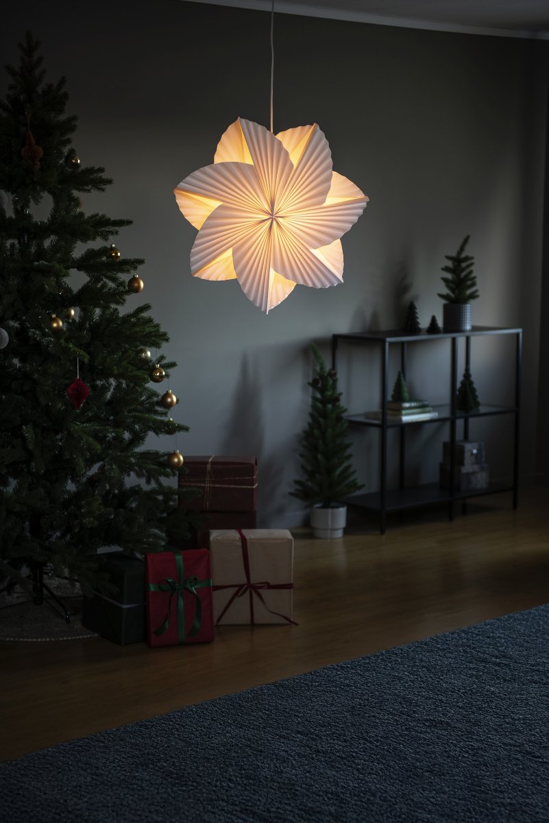 Estrella de papel plisada Ø60 Blanco De Konstsmide - Su forma de flor recuerda a un molinillo de viento, d&aacute;ndole un aspecto divertido y &uacute;nico.
