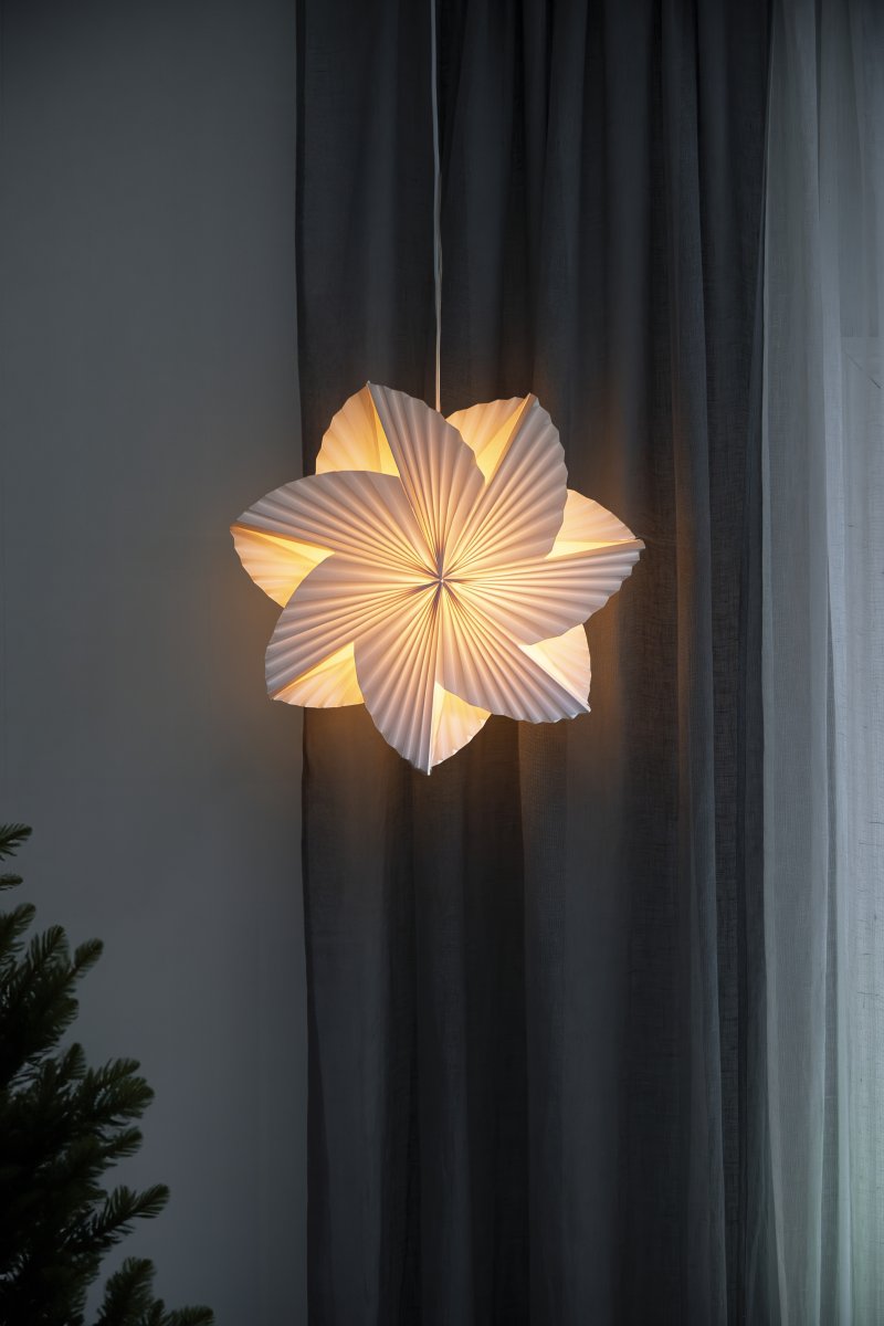 Estrella de papel plisada Ø60 Blanco De Konstsmide - Su forma de flor recuerda a un molinillo de viento, d&aacute;ndole un aspecto divertido y &uacute;nico.