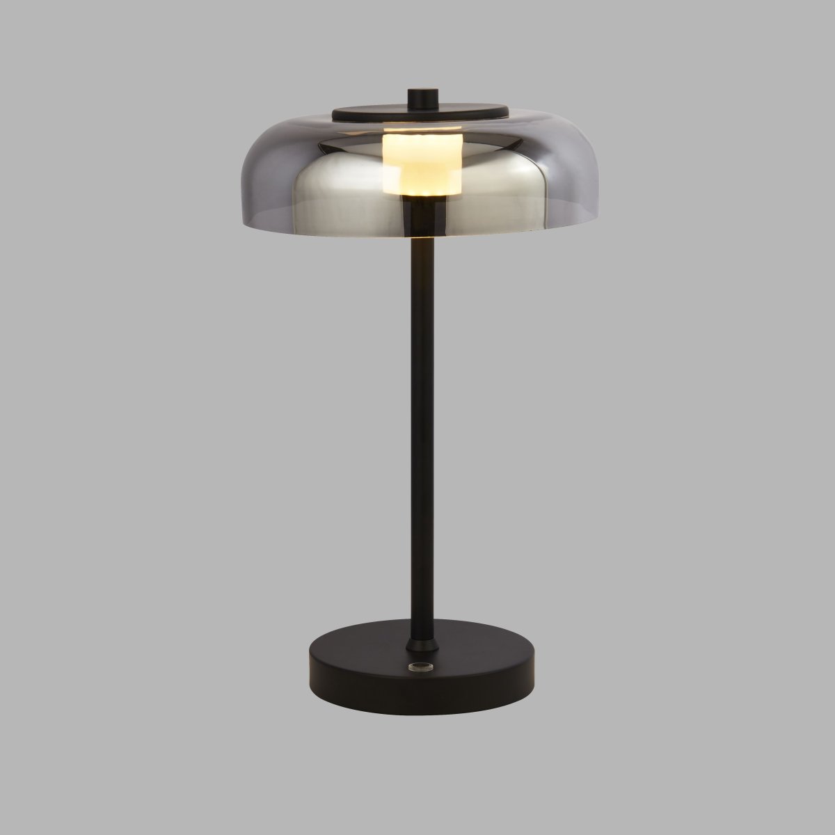 Frisbee 40cm Negro lámpara de mesa De Searchlight - Con su diseño único y futurista y su pantalla metálica, emite una luz agradable y suave que crea un ambiente relajante.