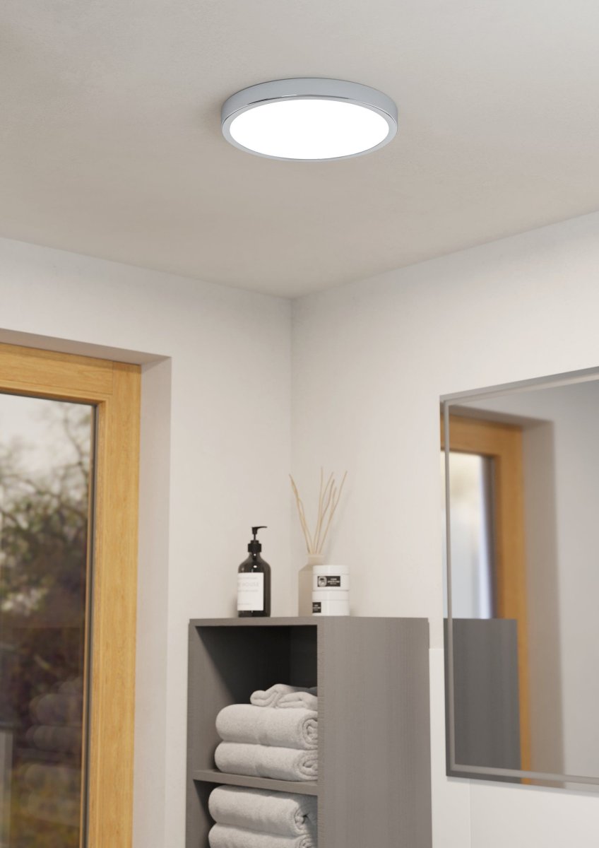 Fueva Ø28 Cromo lámpara de baño De Eglo - La l&aacute;mpara de techo Fueva es una luminaria elegante y funcional, fabricada en metal y pl&aacute;stico, con un elegante acabado cromado y un panel frontal blanco.