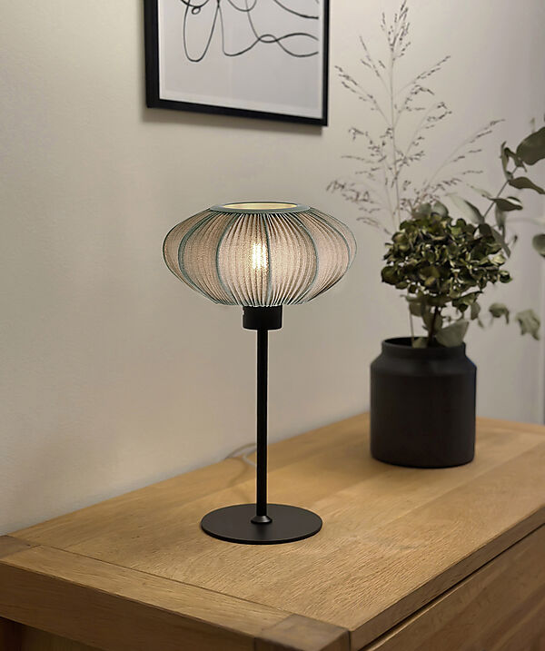 Mamsell 37cm Negro lámpara de mesa De Aneta Lighting - La lámpara de mesa Mamsell está recubierta de un tejido elástico finamente plisado que proporciona una luz agradable y ligeramente tenue.