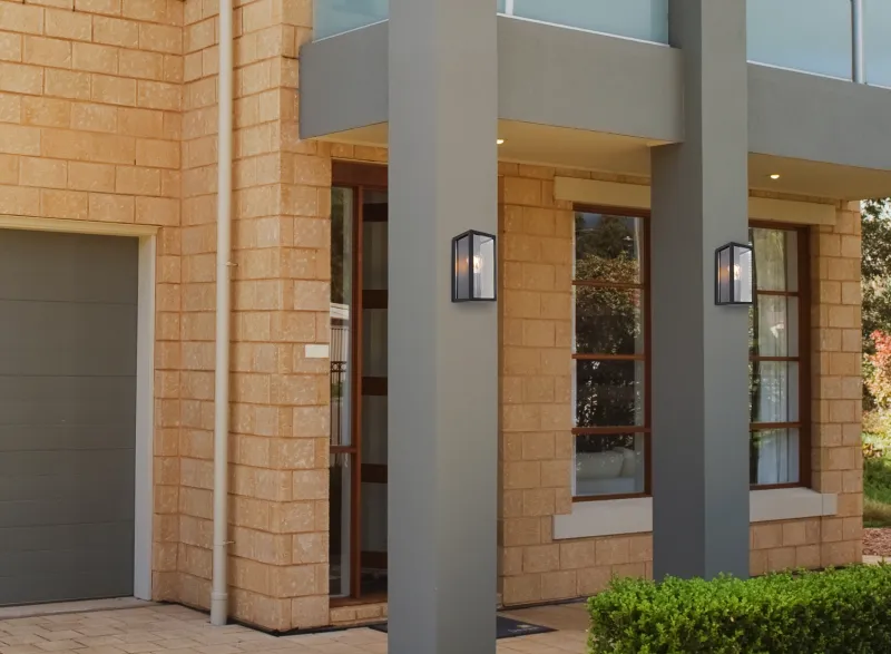 Gundula Negro lámpara de exterior De Globo Lighting - Med sin stilrena design i svart pressgjuten&nbsp;aluminium ger den ett elegant intryck samtidigt som den &auml;r v&auml;dert&aring;lig.