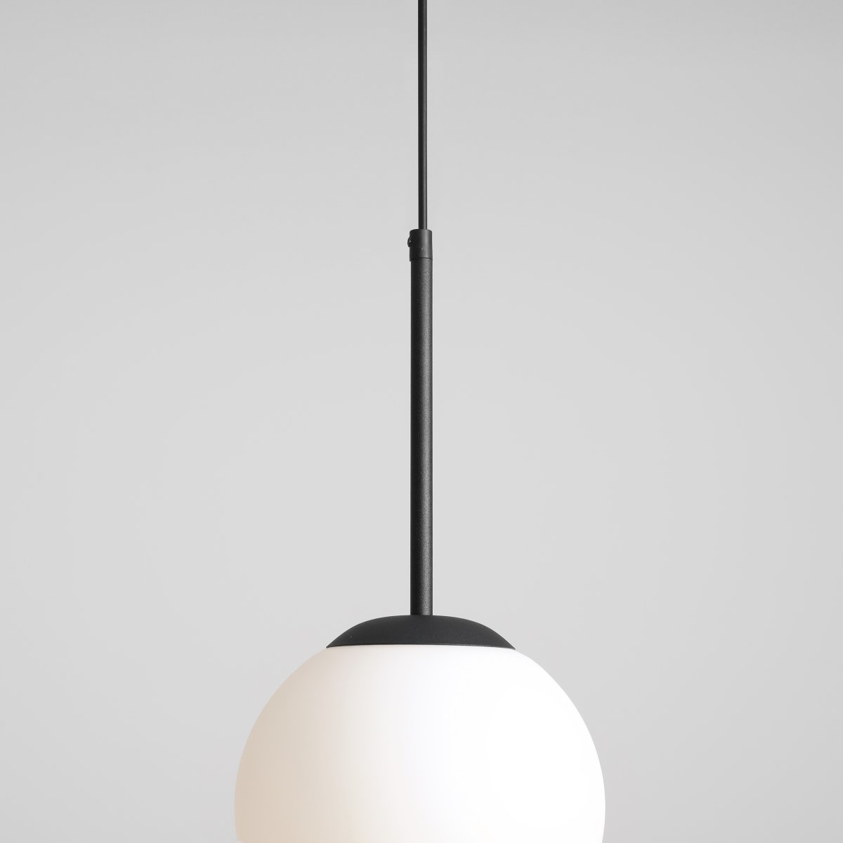 Bosso Ø20 Negro Lámpas de techo De Artera - La lámpara emite una luz suave y agradable y por lo tanto es ideal para colocarla encima de la mesa del comedor, en el pasillo o en la sala de estar.