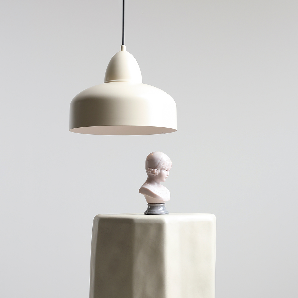 Como Ø30 blanco crema Lámpas de techo De Artera - La sencilla pantalla de metal de color crema proporciona una luz suave y dirigida, perfecta para crear un ambiente acogedor en la cocina, el comedor o la sala de estar.