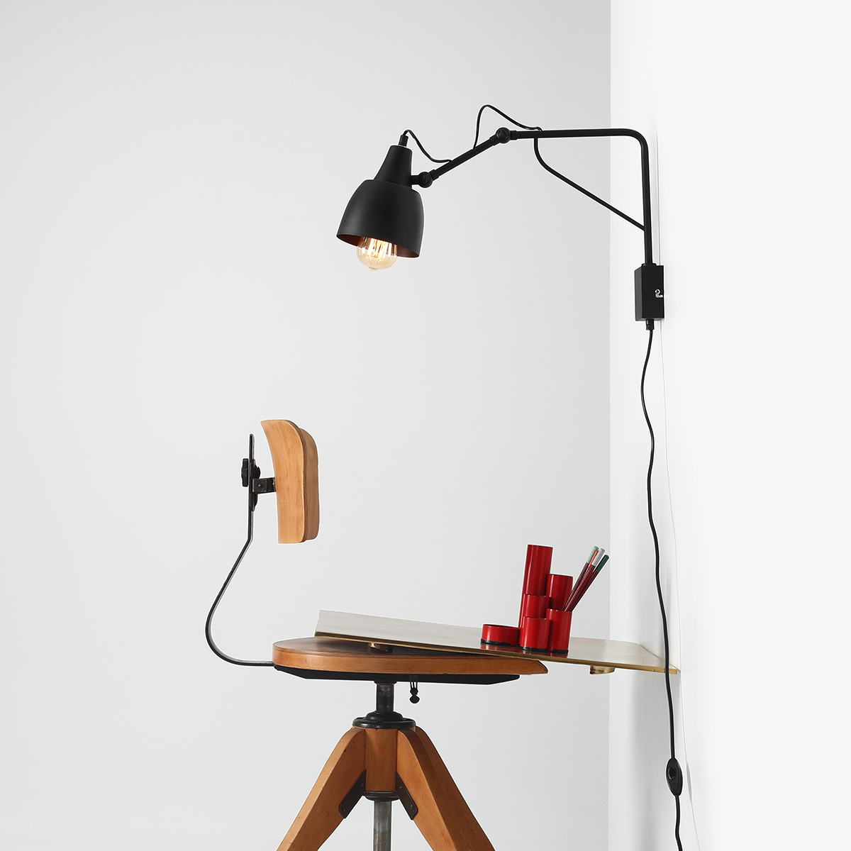 Soho 50cm Negro lámpara de pared De Artera - La lámpara presenta un elegante marco de metal negro mate con recubrimiento de polvo y emite una luz suave y cálida que crea una atmósfera acogedora en cualquier habitación.