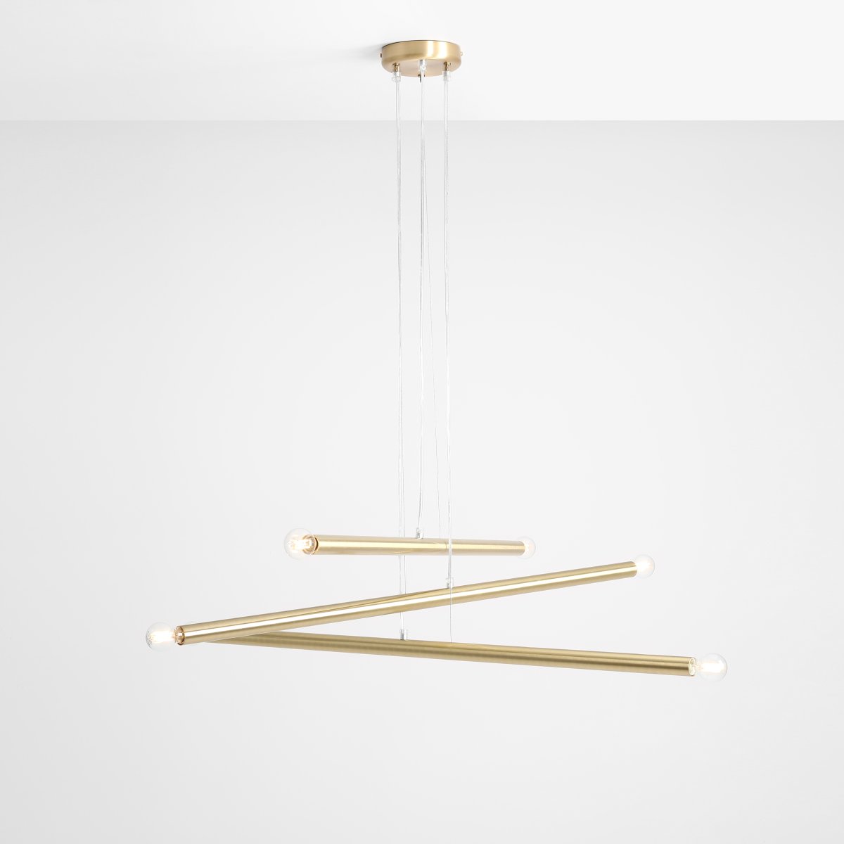 Tubo 6 100cm Latón Lámpas de techo De Artera - Está compuesta por tres tubos metálicos delgados con un elegante acabado en latón, dispuestos a diferentes alturas y ángulos para crear un aspecto dinámico y ligero.