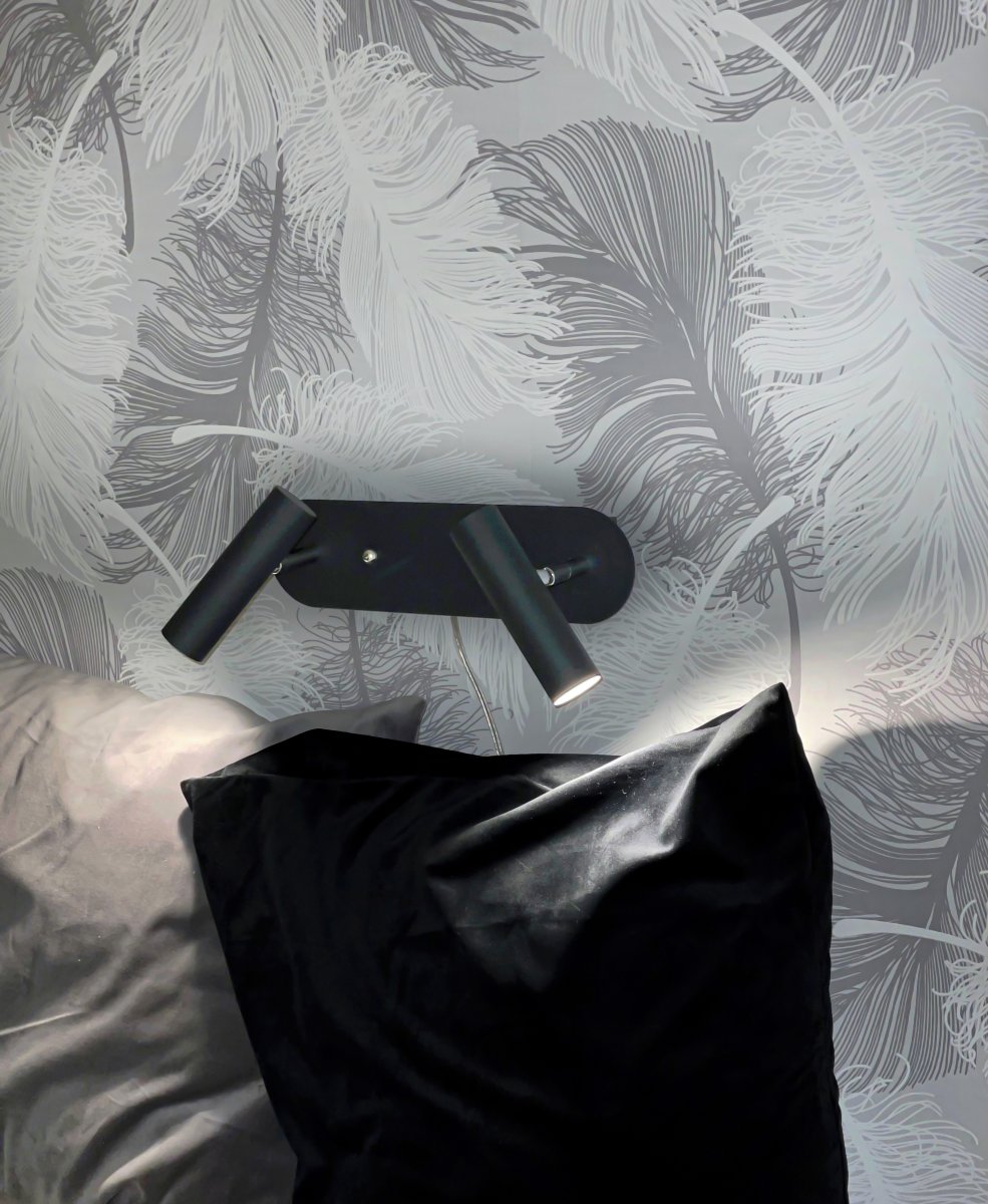 Artic Negro lámpara de lectura De Aneta Lighting - 2 cabezales orientables con fuente de luz LED que proporciona una agradable luz blanca cálida.