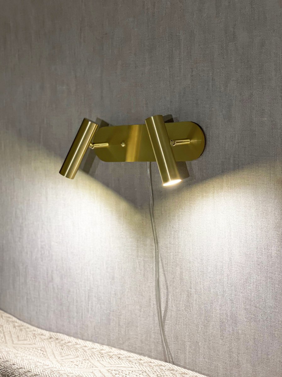 Artic Latón mate lámpara de lectura De Aneta Lighting - 2 cabezales orientables con fuente de luz LED que proporciona una agradable luz blanca c&aacute;lida.