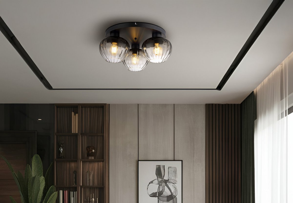 Toy Ø45 Negro plafón De Globo Lighting - De r&auml;fflade r&ouml;ktonade glasen skapar en fin och varm ljusspridning i rummet.