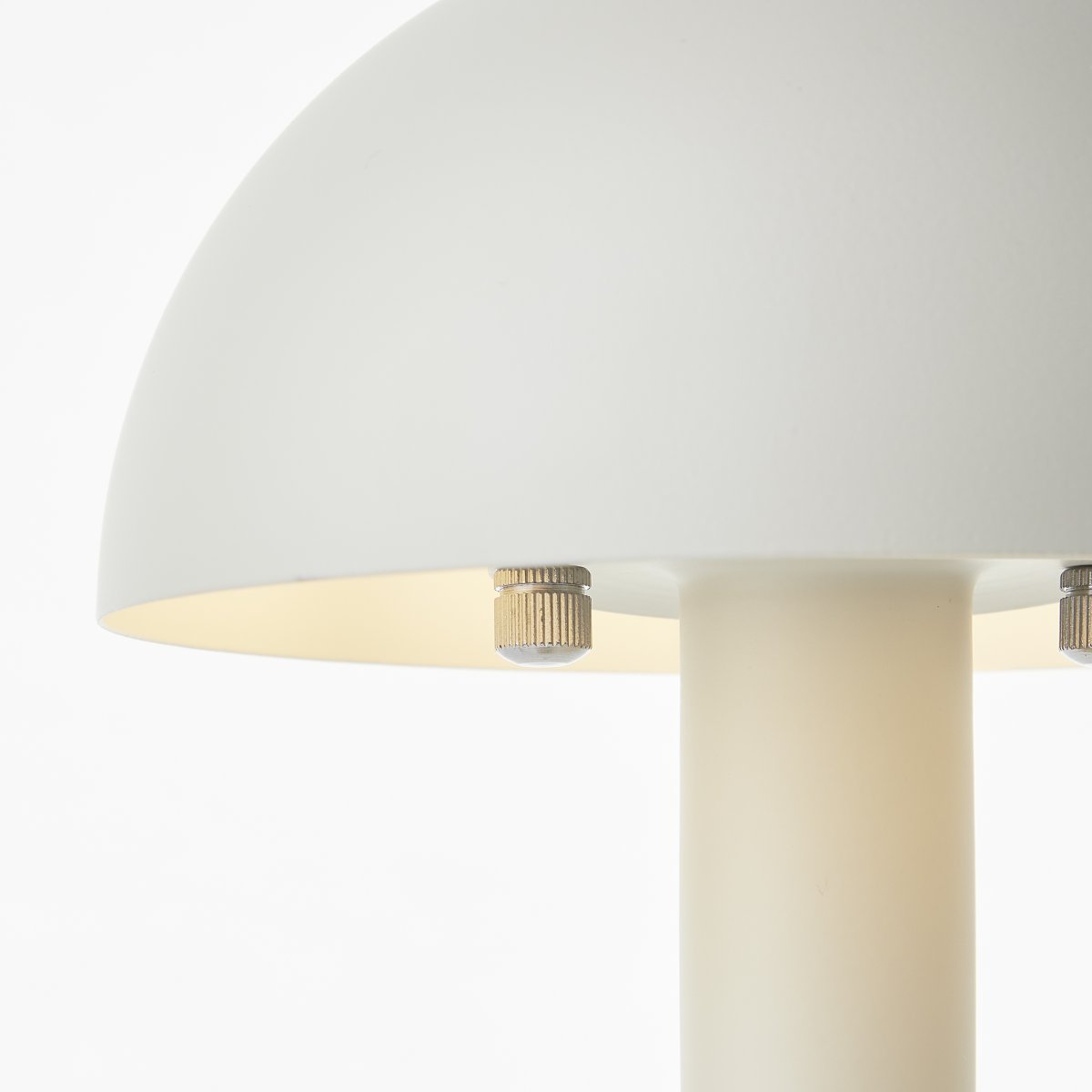 Petite 27cm Beige lámpara de mesa De Brilliant - Se recomienda colocarlo en la ventana, en el escritorio o en el dormitorio como l&aacute;mpara de noche.
