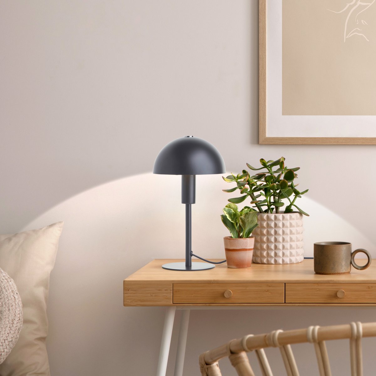 Petite 27cm Negro lámpara de mesa De Brilliant - Se recomienda colocarlo en la ventana, en el escritorio o en el dormitorio como l&aacute;mpara de noche.