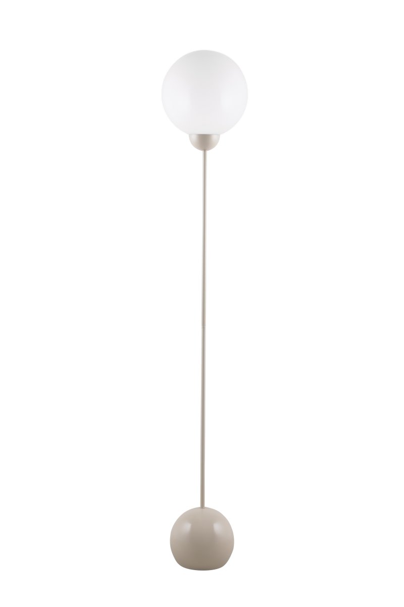 Ripley Beige lámpara de pie De Globen Lighting - Ripley cuenta con un cable transparente de 200 cm de largo con interruptor de pie y enchufe.