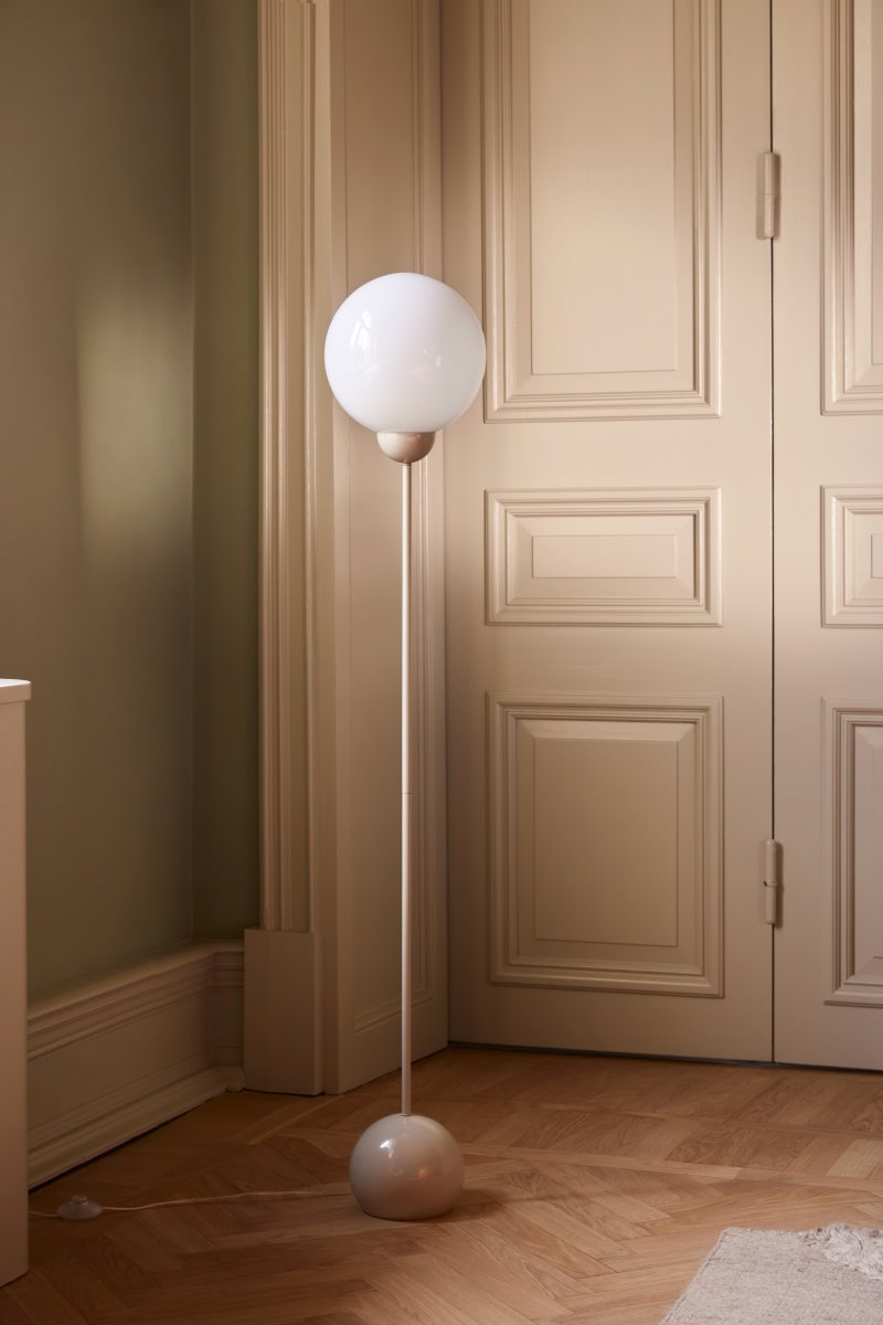 Ripley Beige lámpara de pie De Globen Lighting - Ripley cuenta con un cable transparente de 200 cm de largo con interruptor de pie y enchufe.