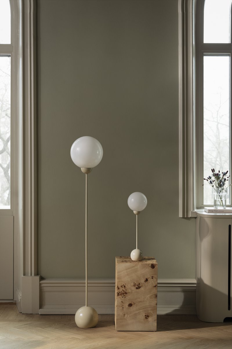 Ripley 52cm Beige lámpara de mesa De Globen Lighting - La elegante lámpara de mesa Ripley, fabricada en hierro, cautiva con su suave acabado beige y su pantalla redonda de cristal blanco opalino.