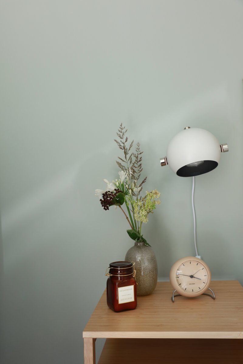 Bow Blanco lámpara de lectura De Aneta Lighting - Lámpara de pared Bow en metal pintado blanco con detalles en cromo y piel negra.