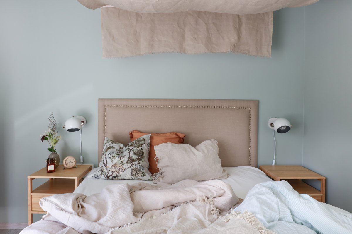 Bow Blanco lámpara de lectura De Aneta Lighting - Lámpara de pared Bow en metal pintado blanco con detalles en cromo y piel negra.