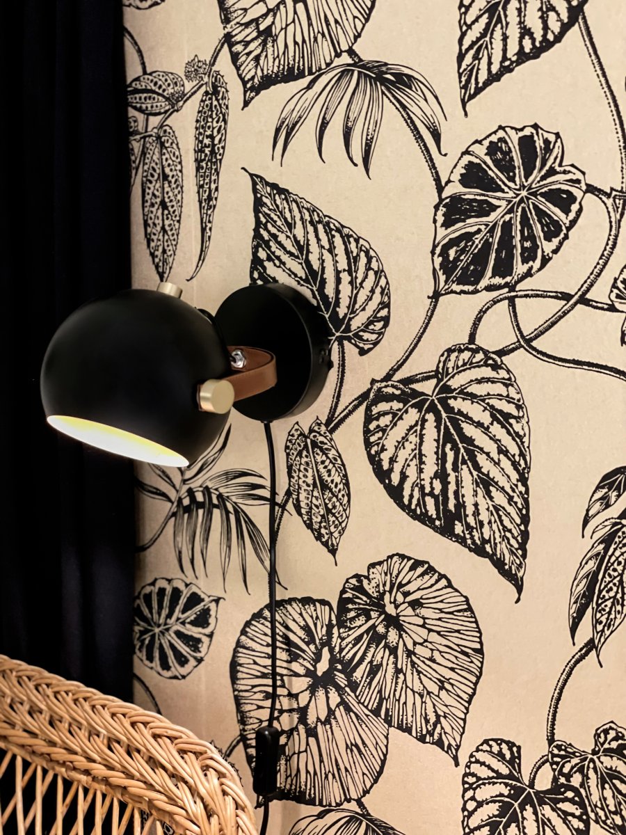 Bow Negro lámpara de lectura De Aneta Lighting - Lámpara de pared Bow en metal lacado en negro con detalles en latón y piel marrón.