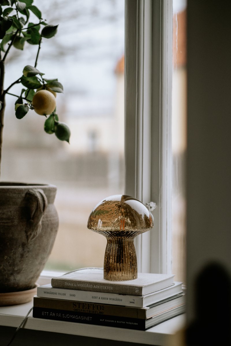 Fungo 20cm Marrón lámpara de mesa De Globen Lighting - La l&aacute;mpara Fungo con forma de hongo es una hermosa l&aacute;mpara de mesa hecha de vidrio soplado con detalles acanalados en la base.