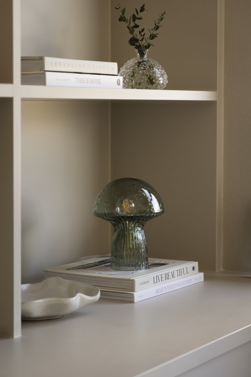 Fungo 20cm Verde lámpara de mesa De Globen Lighting - La l&aacute;mpara Fungo con forma de hongo es una hermosa l&aacute;mpara de mesa hecha de vidrio soplado con detalles acanalados en la base.
